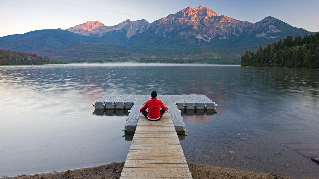 Pyramid Lake, Jasper National Park, Alberta - desktop wallpaper