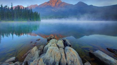 Pyramid Lake, Jasper National Park, Alberta - desktop wallpaper