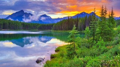 Herbert Lake, Banff National Park, Canada - desktop wallpaper