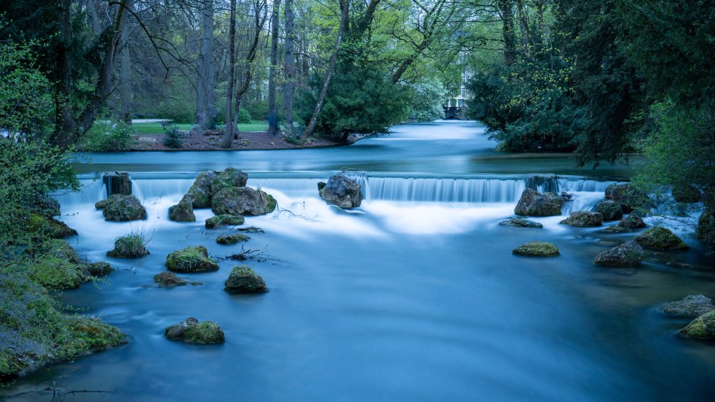 The Eisbach, English Garden, Munich - desktop wallpaper