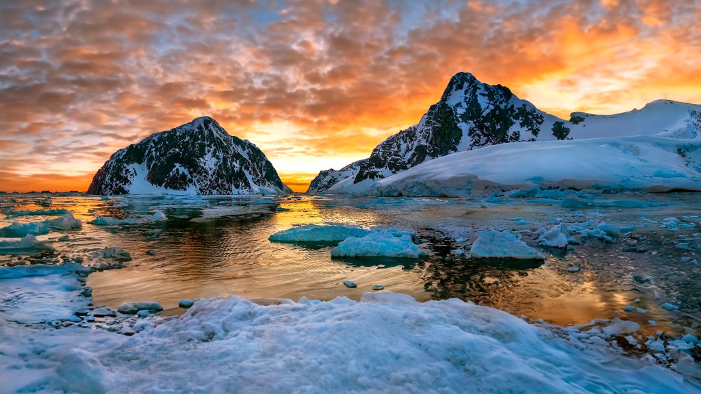 Lamaire Channel on the Antarctic Peninsula, Antarctica - desktop wallpaper
