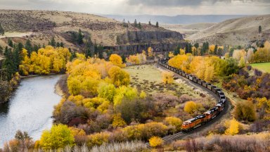 Burlington Northern Santa Fe Train, Yakima River, WA - desktop wallpaper