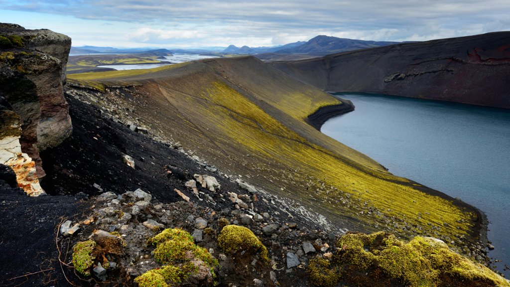 Veidivotn Lake, Highlands of Iceland - desktop wallpaper