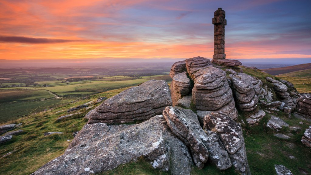 Widgery Cross on Brat Tor, Dartmoor National Park, UK - desktop wallpaper