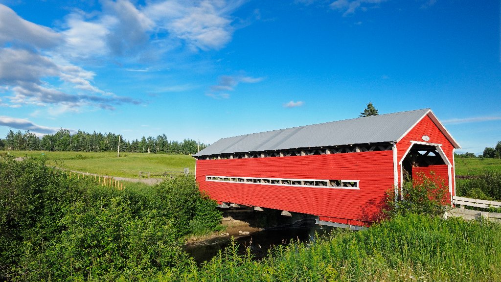 Covered Bridge, Sainte-Jeanne-d'Arc, Quebec, Canada - desktop wallpaper