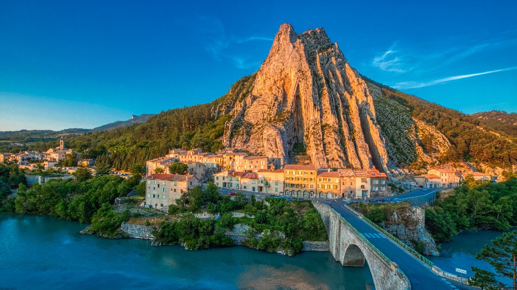 Sisteron, Provence, France - desktop wallpaper