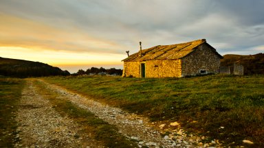 Old Stone House, Verona, Italy - desktop wallpaper