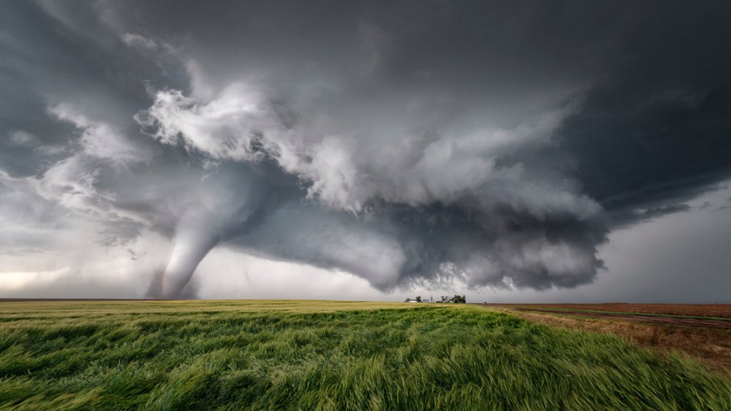 Tornado Touching Down, Dodge City, Kansas - desktop wallpaper