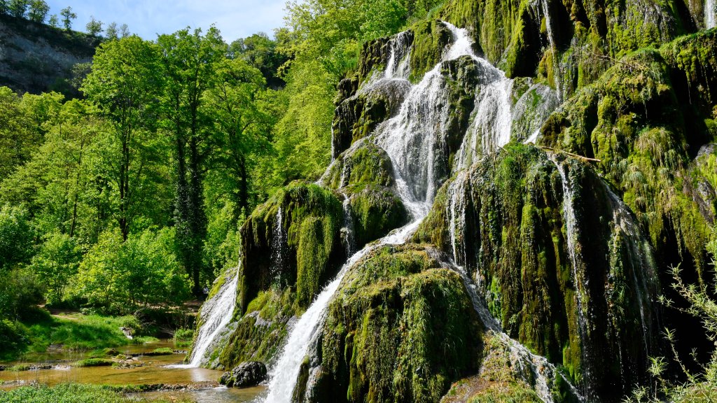 Tuff waterfall, Reculee de Baume les Messieurs, Jura, France - desktop wallpaper