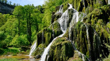 Tuff waterfall, Reculee de Baume les Messieurs, Jura, France - desktop wallpaper
