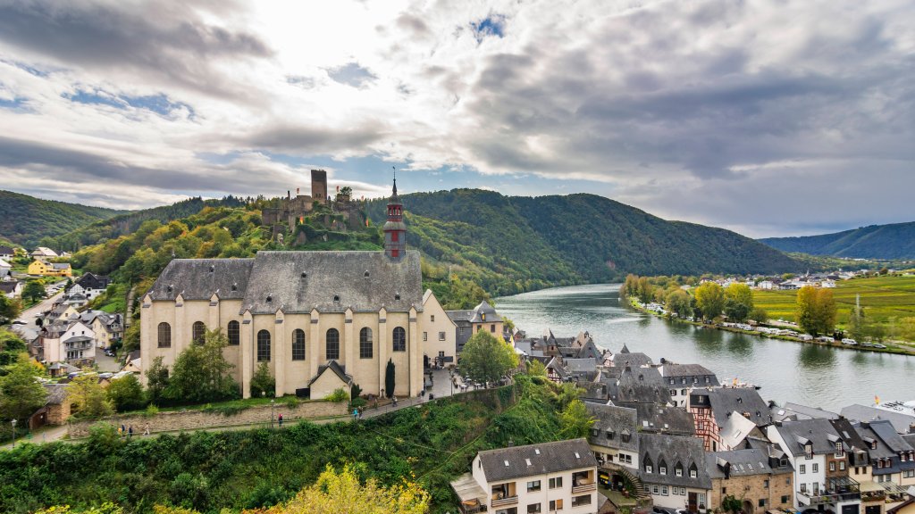 River Moselle Winding Through Beilstein, Germany - desktop wallpaper