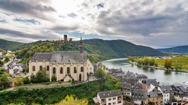 River Moselle Winding Through Beilstein, Germany - desktop wallpaper